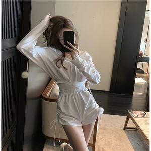 撩起老师旗袍挺进去玉足漫画
